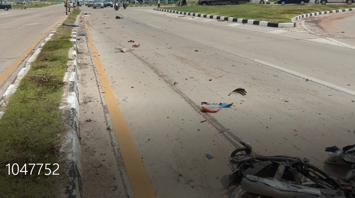 นาทีชีวิต กระบะพุ่งข้ามสี่แยกไฟแดงร้อยเอ็ด ชน จยย. ดับ 1 เจ็บ 1 (มีคลิป)