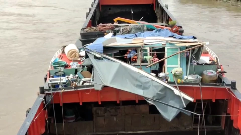 ระทึก!!! เรือโป๊ะบรรทุกสินค้าชนใต้สะพานกลางแม่น้ำเจ้าพระยาเมืองกรุงเก่า