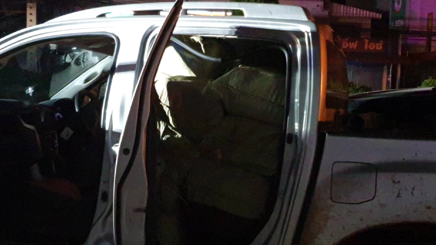 ไล่ล่าระทึก! แก๊งยาบ้า ซิ่งแหกด่าน-ยิงสู้ ถูกวิสามัญ ยึดยาบ้า 4 ล.เม็ด (คลิป)