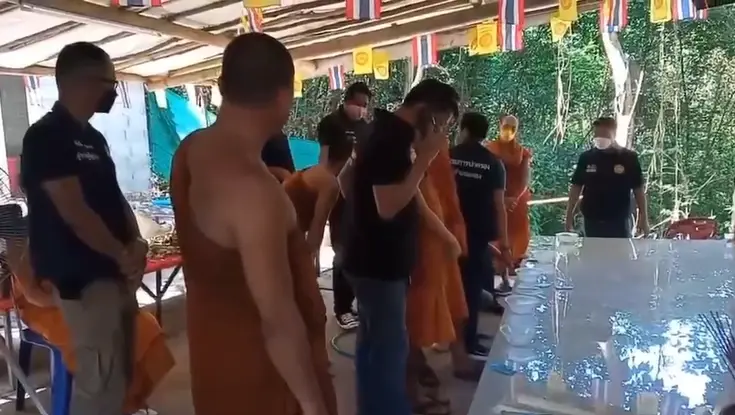 นอภ.แกลง บุกรวบ 5 พระเขมรจอมแสบ พี้ยา - บิณฑบาตรับแต่เงิน วิ่งหนีจีวรปลิว