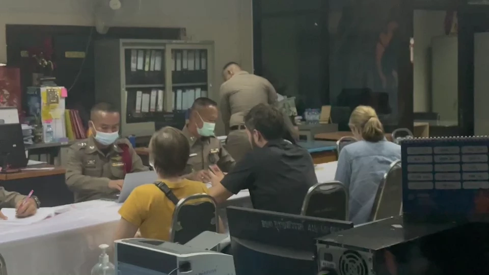 ตร.แถลง "นักข่าว CNN" ไม่มีเจตนาบุกรุก-เอาผิดเฉพาะวีซ่า นักข่าวไหว้ขอโทษคนไทย (คลิป)