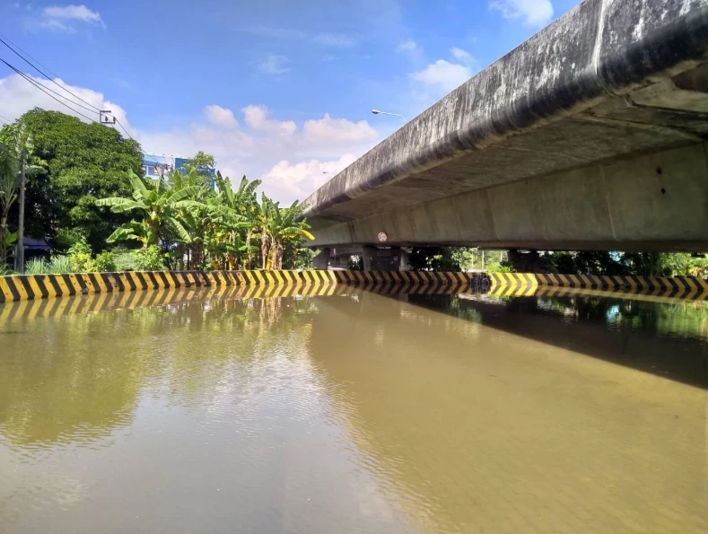 ผู้ใช้ถนนนครอินทร์อ่วม น้ำท่วมสูงทำรถพัง ทช. สั่งปิดการจราจรแล้ว 6 จุด