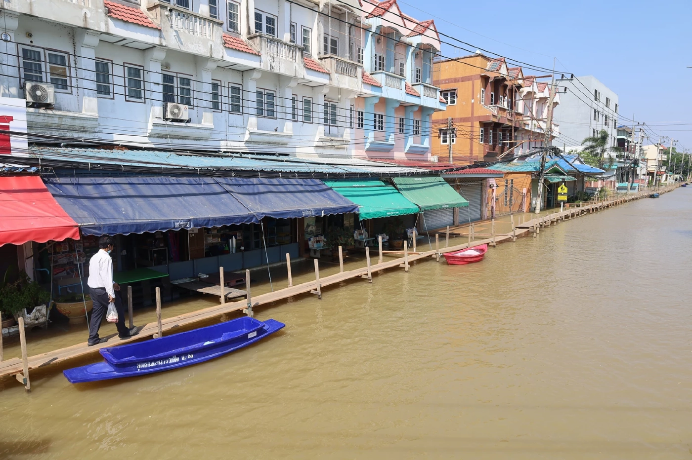น้ำท่วมอยุธยายังหนัก เทศบาลเมืองเสนา ทำสะพานไม้เชื่อมชุมชนสู่โลกภายนอก