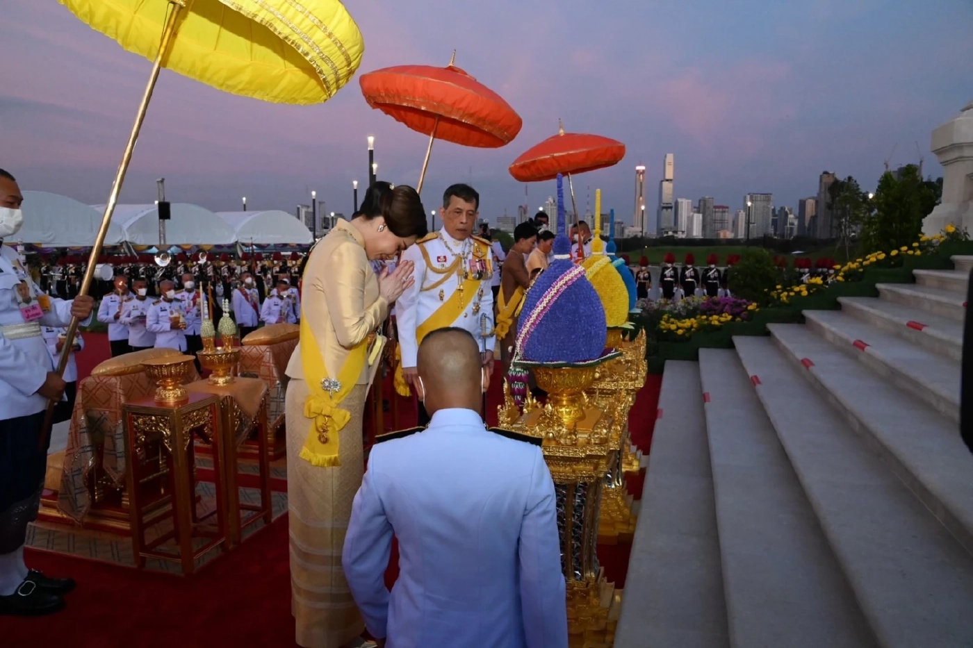"ในหลวง พระราชินี" ทรงเปิด "พระบรมราชานุสาวรีย์รัชกาลที่ 9"