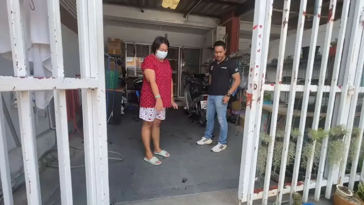 ชาวบ้านสมุทรปราการ ผวาบ้านทรุดตัว พบเป็นบ่อปลาเก่า (มีคลิป)