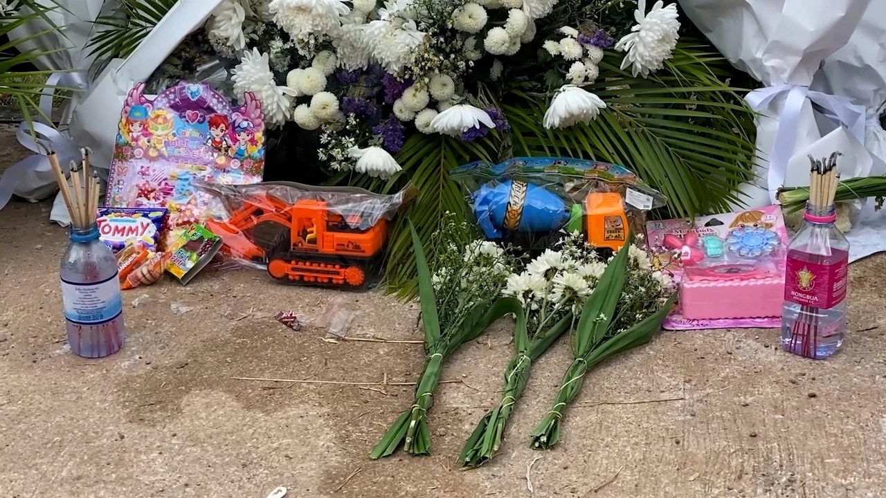 เชิญวิญญาณ “เหยื่อกราดยิง” ญาติสุดกลั้น น้ำตาท่วมศูนย์เด็กเล็ก  (มีคลิป)