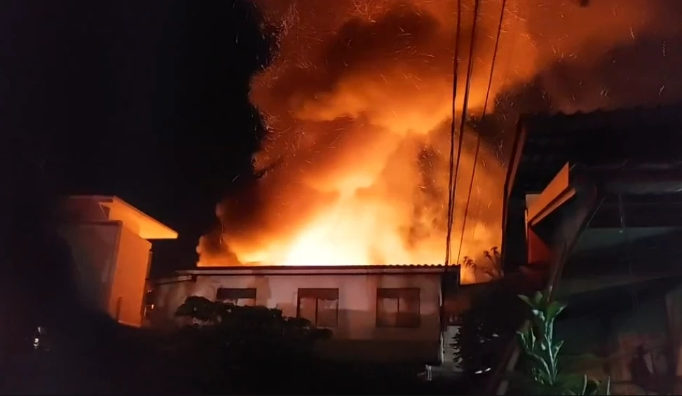 ระทึก หนุ่มคลั่งเห็นบ้านไฟไหม้ วิ่งฝ่ากองเพลิงเข้าไป ชาวบ้านต้องลากออกมา