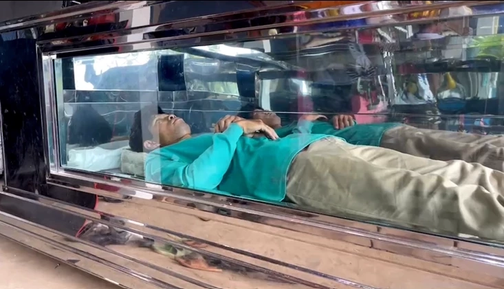 ที่สุดแห่งการรีวิวโลงแก้ว เห็นด้านในชัดแจ๋ว งานนี้ชาวเน็ตสะดุ้ง (มีคลิป)