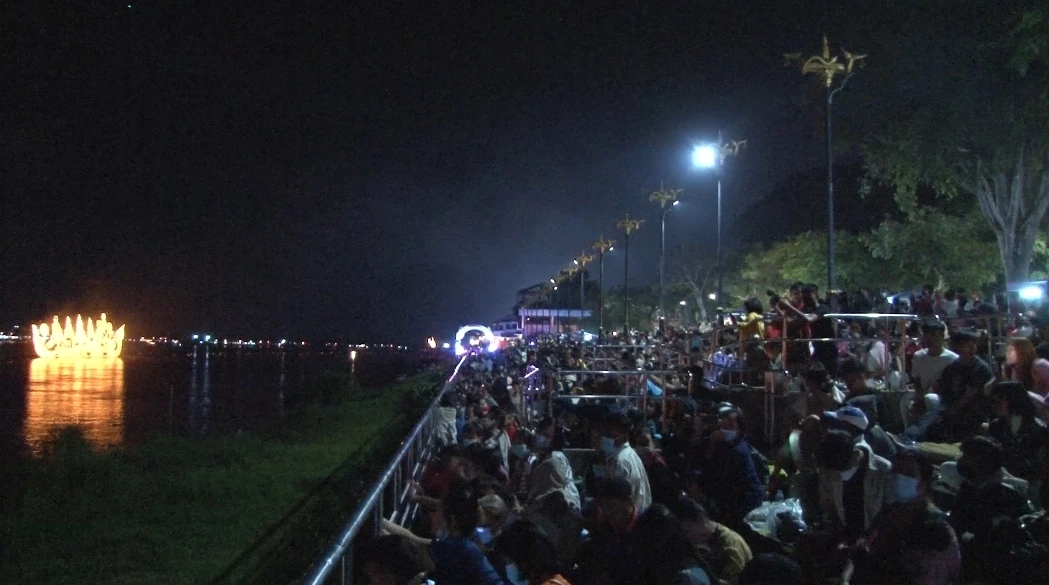 ประชาชนเรือนแสนริมน้ำโขงนครพนม รอูดูบั้งไฟพญานาคและไหลเรือไฟ