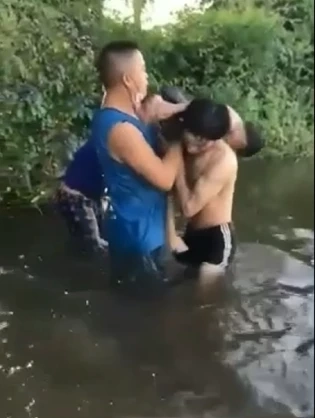 สุดยื้อ ภาพวินาทีชีวิต พ่อพยายามช่วยลูก 8 ขวบ แอบเล่นน้ำท่วม (มีคลิป)