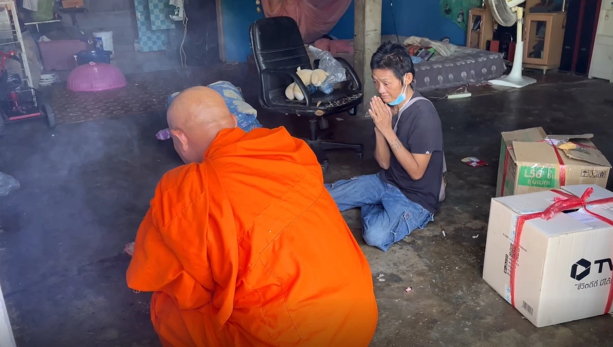 "ผู้ก่อเหตุ" ยิงแม่ดับขอมอบตัว  ลูกสาวมือปืนถือโทรโข่งเรียกกินข้าว  (คลิป)