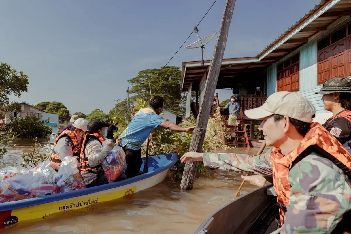 เรือกับข้าวมาแล้ว  “บอย-เจี๊ยบ” ลงพื้นที่ลุยน้ำท่วมช่วยชาวบ้านที่อยุธยา