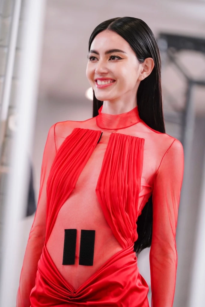 “ใหม่ ดาวิกา”  เฉิดฉายบนรันเวย์ ใส่ซีทรูโชว์หน้าท้องแบนราบ ประชันนางแบบโลก