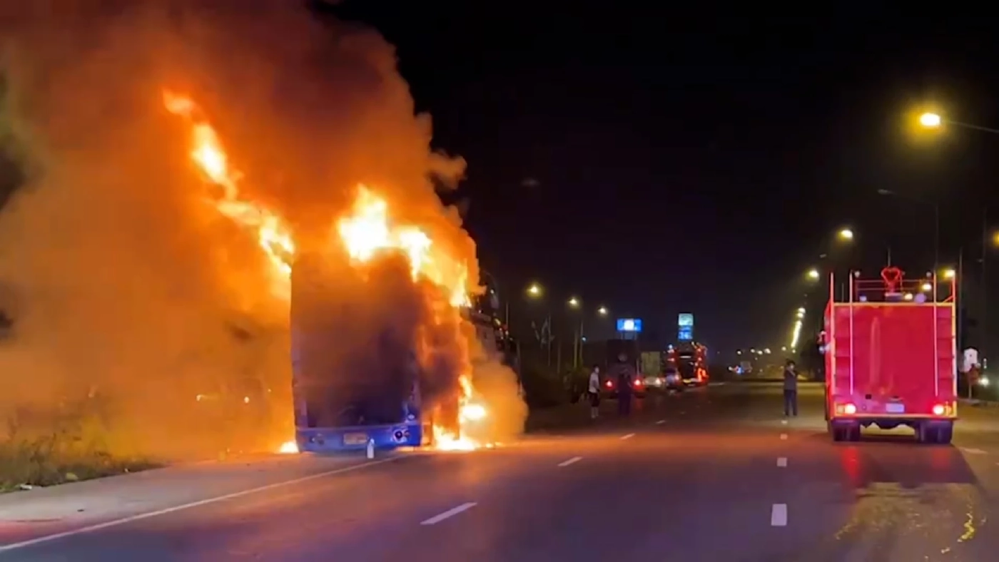 ไฟไหม้ รถทัวร์VIP "อุบลฯ-ภูเก็ต"  21 ชีวิต หนีตายอลหม่าน 