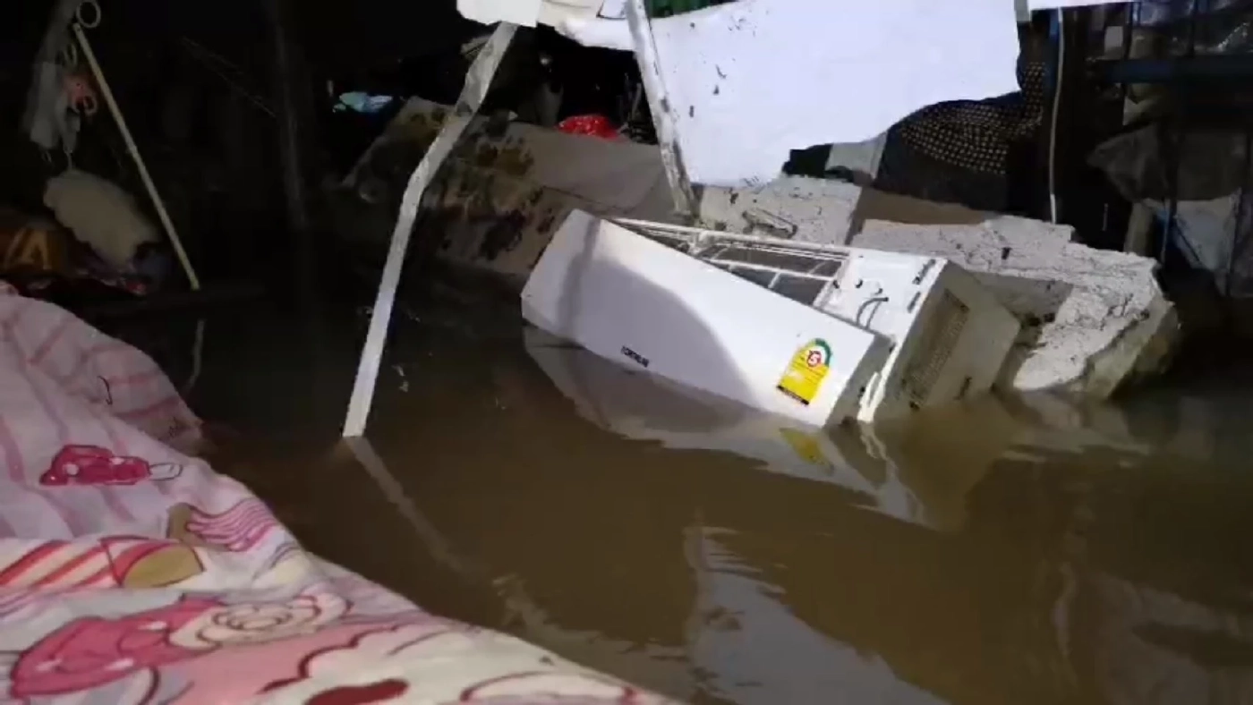 ระทึกน้ำทะลัก "เกาะเกร็ด" ซัดฝาบ้านระเบิด-พังถล่ม เจ้าของวิ่งหนีตายวุ่น