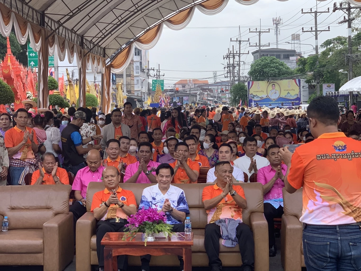 "พีระพันธุ์"ร่วมประเพณีชักพระที่สุราษฎร์ธานี ปชช.แห่ต้อนรับคึกคัก
