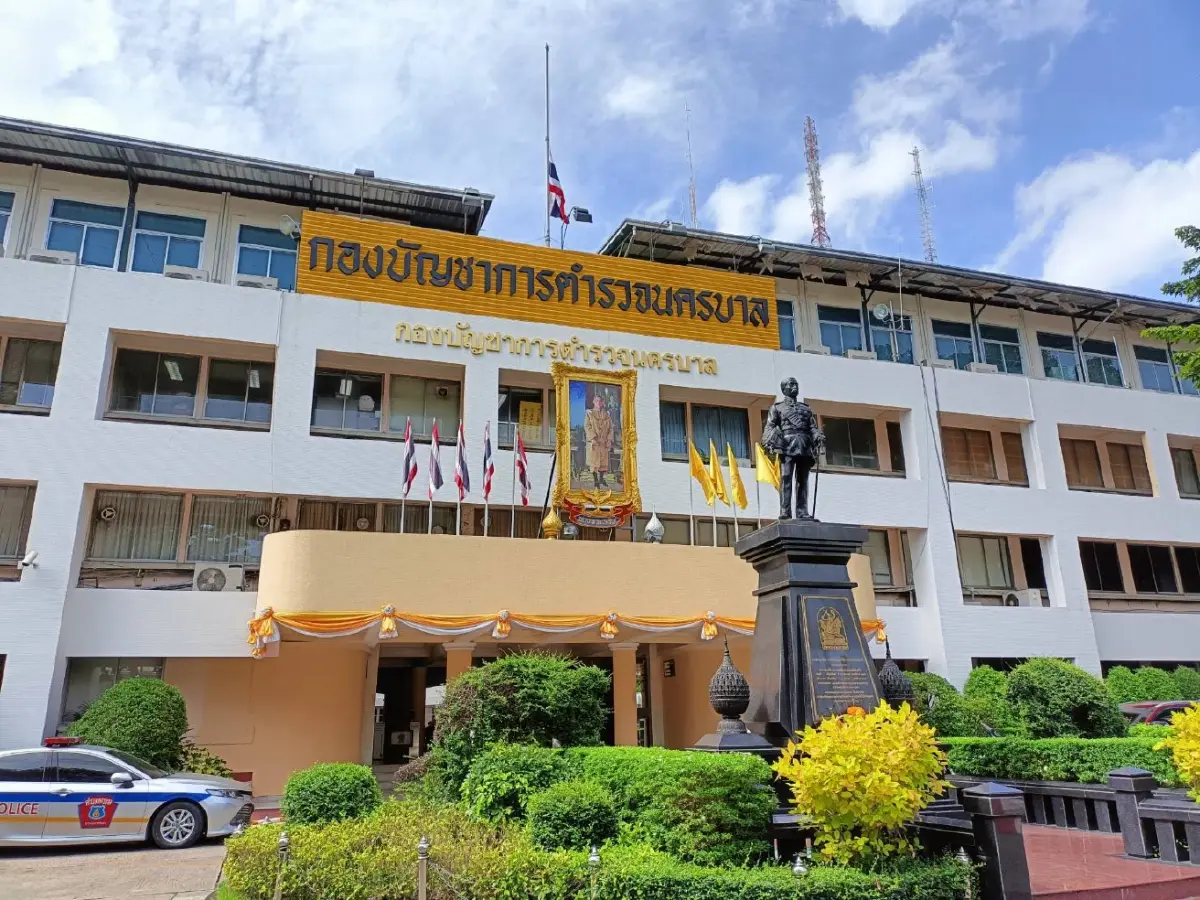 ตำรวจลดธงครึ่งเสา แสดงความอาลัย "โศกนาฎกรรม หนองบัวลำภู"