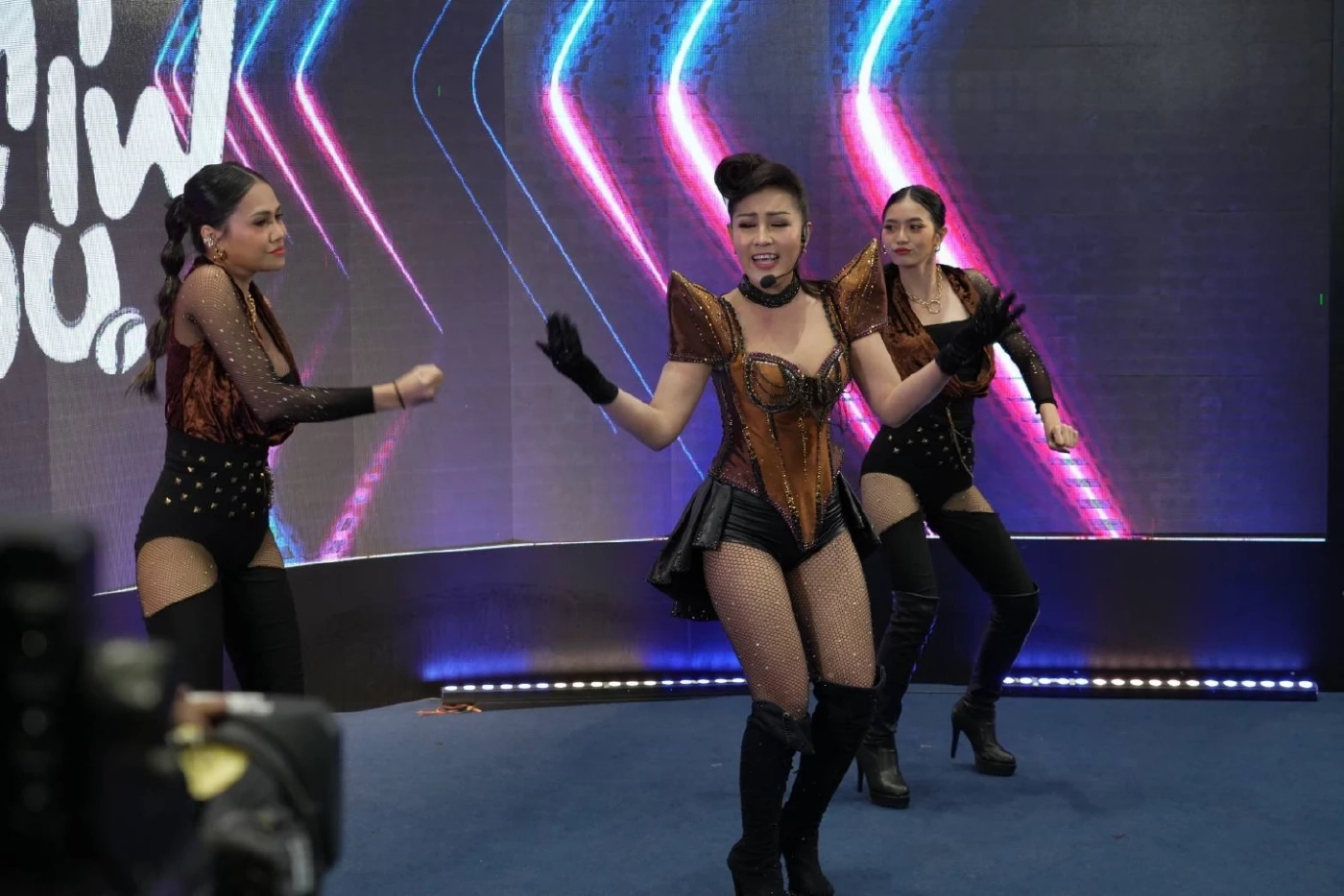 ดาราคนดังร่วมยินดีครบรอบ 21 ปี  “คมชัดลึก” ก้าวเข้าสู่ปีที่ 22