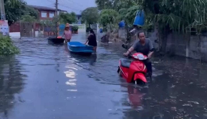 ระทึก คันดินกั้นน้ำเจ้าพระยาพัง ซัดบ้านสองหลังพังยับ (มีคลิป)