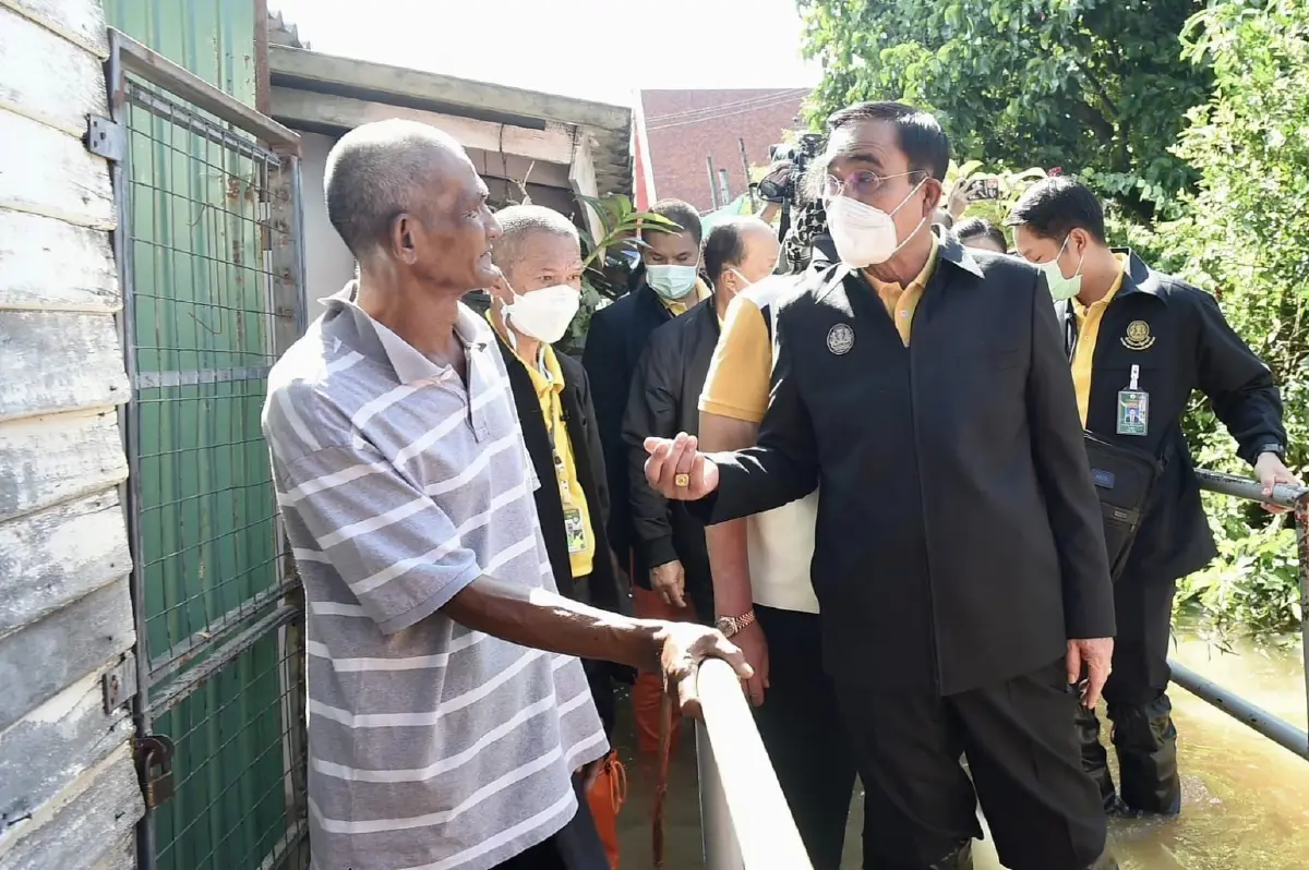 "นายกฯ" ลุยน้ำเคาะประตูบ้านให้กำลังใจ"ชาวนนท์"สู้ภัยน้ำท่วม เร่งเยียวยา