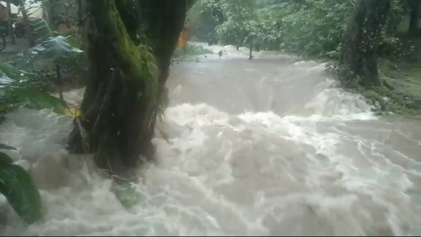 เชียงใหม่อ่วม ฝนถล่มหลายพื้นที่ น้ำป่าทะลัก ต้องปิดน้ำตกแม่กลางชั่วคราว