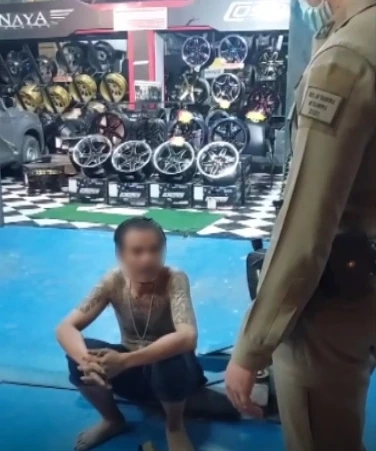 เมาแอ๋ “หนุ่มขับกระบะ” พุ่งชนร้านขายแม็กซ์ ก่อนหลับคาโซฟาสบายใจ (มีคลิป)