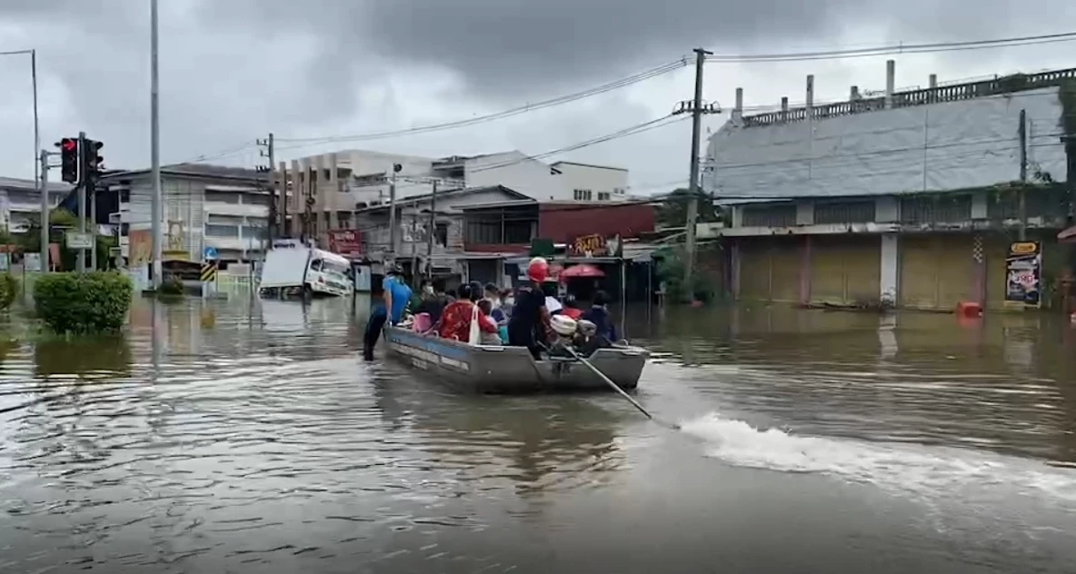สลด “ชัยภูมิ” อ่วมหนัก ชาวบ้านแบกโลงศพ ขึ้นเรือฝ่าน้ำท่วม