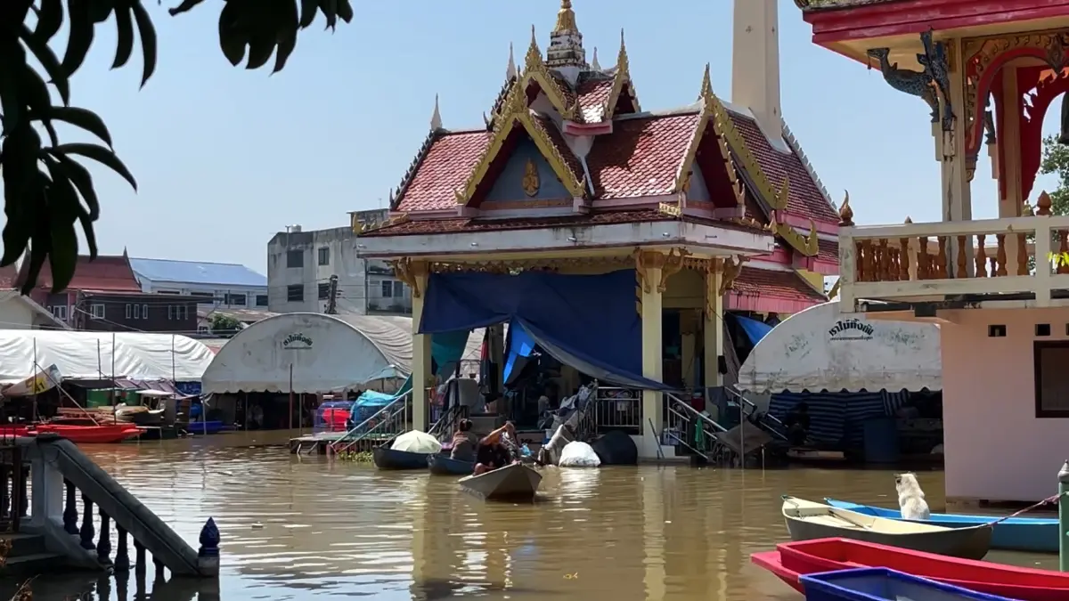 หนุ่มกรุงเก่า พาครอบครัวหนีน้ำท่วม อาศัยเมรุเป็นที่นอน บอกไม่เคยกลัว