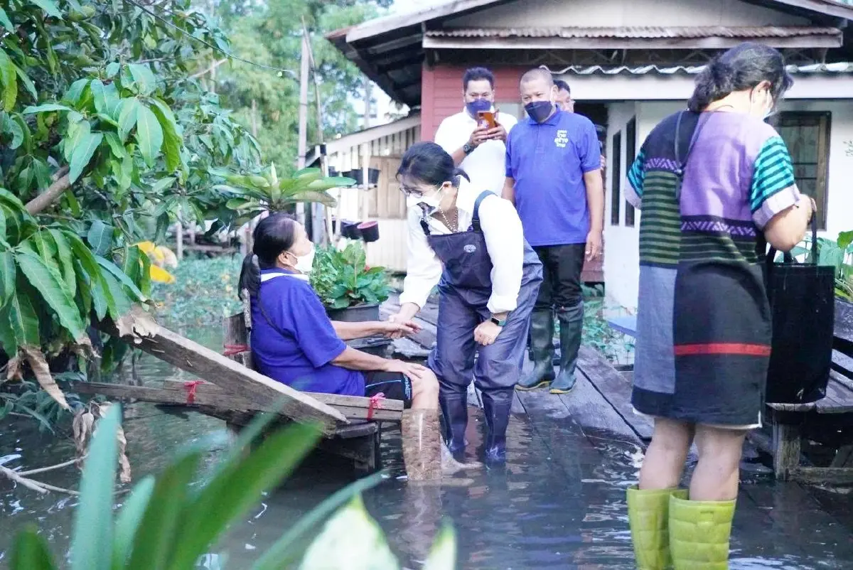 สุดารัตน์ ลุยตรวจน้ำท่วมนนทบุรี ชี้ยังเดือดร้อนหนัก จี้รัฐเร่งช่วย