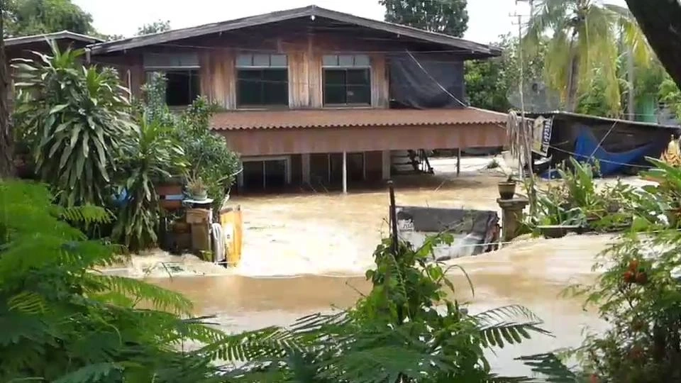 สุโขทัยสุดอั้น น้ำท่วมทะลักเขตเมือง ทหารเร่งขนกระสอบทรายช่วยชาวบ้าน