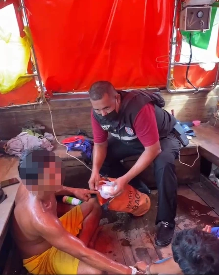 รวบพ่อลูกค้ายาบ้าให้คนขับเรือ นทท. อ่าวนาง กลางเกือบพันเม็ด