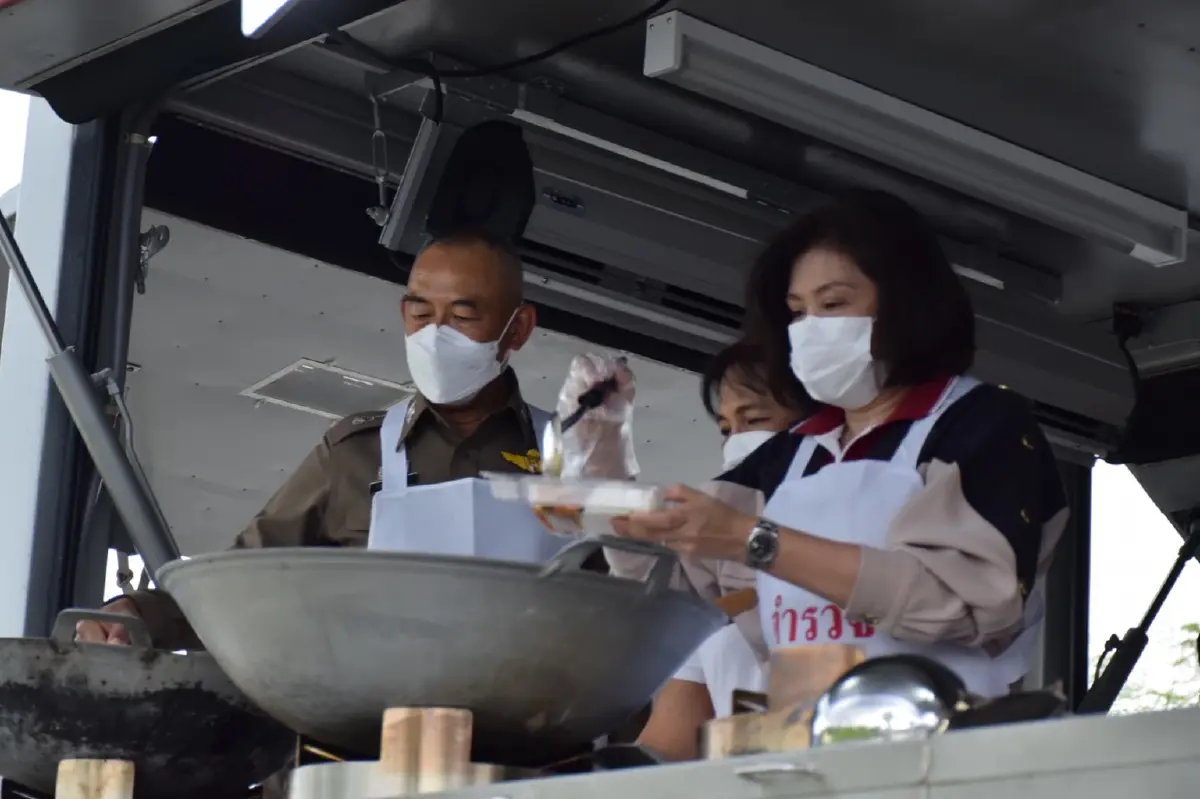 "แม่บ้านตำรวจ" ลุยมอบกำลังใจ-บรรเทาทุกข์น้ำท่วมอ่างทอง