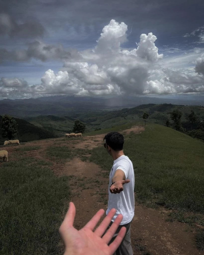 เอ๊ะยังไง!! ลูกชายอาฉลอง “กอล์ฟ กัญจน์”  โพสต์ภาพหวานจับมือคู่หนุ่มหล่อ