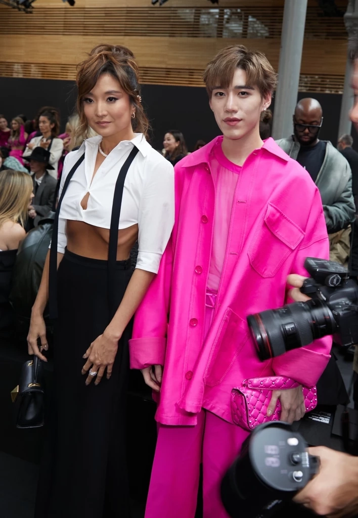 พีพี กฤษฏ์ ควง ชมพู่ อารยา ชมโชว์ 2 แบรนด์ดังระดับโลกใน Paris Fashion Week