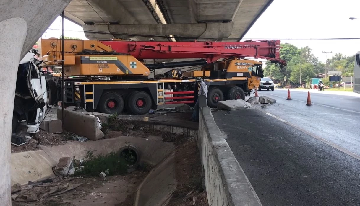 ระทึก! รถเครนลงเขาเบรกแตก ชนยับ 3 คัน เจ็บ 5 ราย