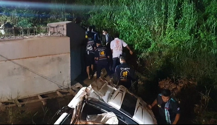 สยอง กระบะซิ่งชน จยย.พ่วงข้าง พังยับ กระเด็นตกสะพานไปพร้อมกัน ดับรวม 3 ศพ