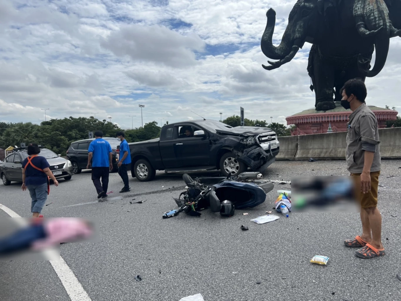 นึกว่าสะพานกลับรถ ซิ่งจยย.ย้อนศรขึ้นทางด่วน ประสานงากระบะดับ 1 สาหัส 1 (คลิป)