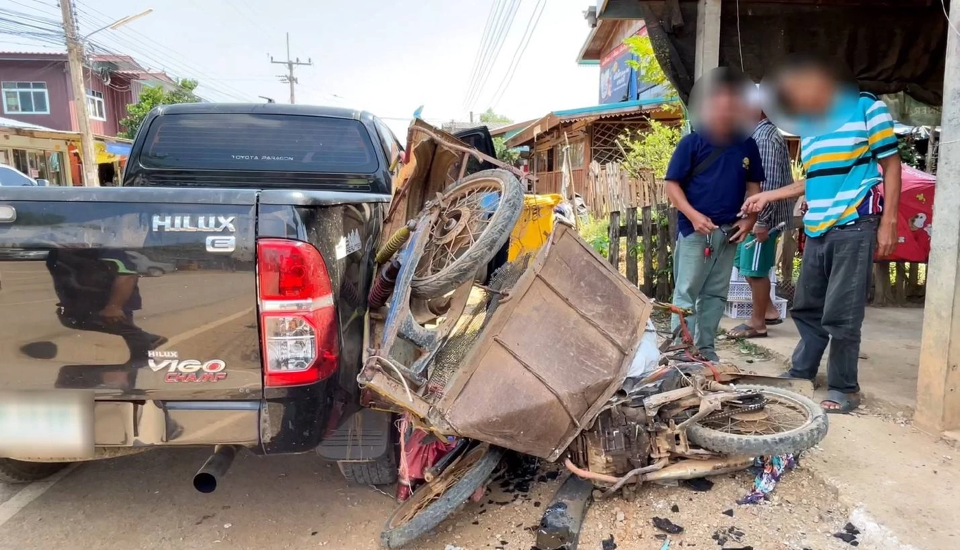 พังยับ! หนุ่มเมาควบกระบะชนซาเล้ง ยาย 82 ปี รอดปาฏิหาริย์