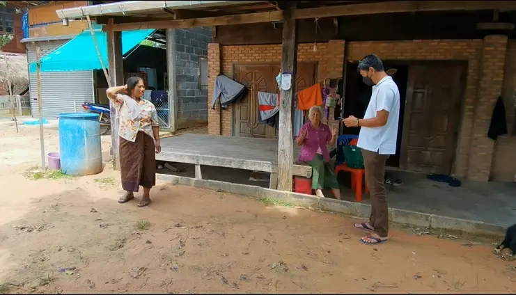 แชร์สนั่น ชายอ้างเป็น ตร. ขับรถส่ายไปมา จอดขวางขอตรวจใบขับขี่ (มีคลิป)