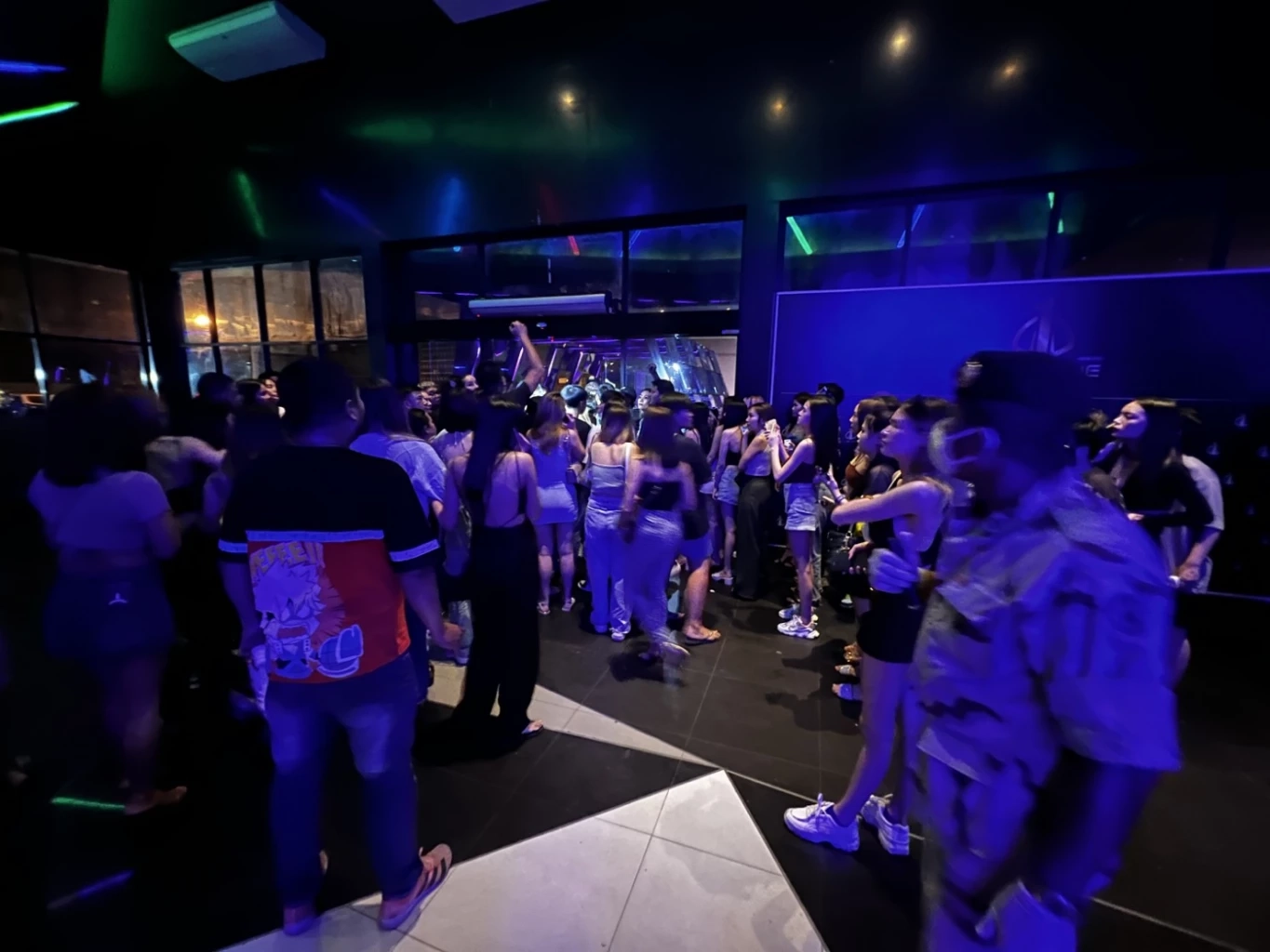 นักท่องเที่ยวกรูหนี เจ้าหน้าที่น้อยต้านไม่ไหว