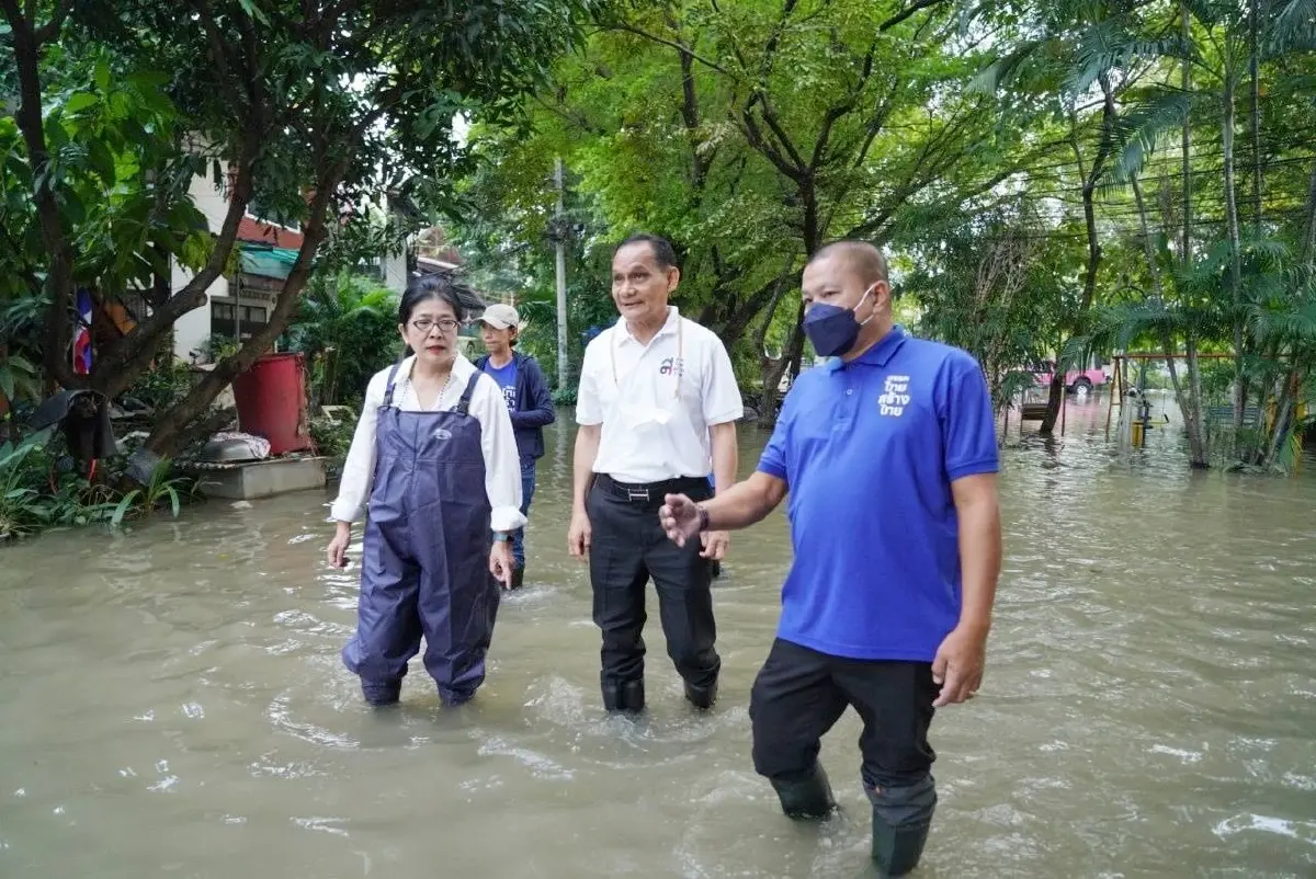 สุดารัตน์ ลุยตรวจน้ำท่วมนนทบุรี ชี้ยังเดือดร้อนหนัก จี้รัฐเร่งช่วย