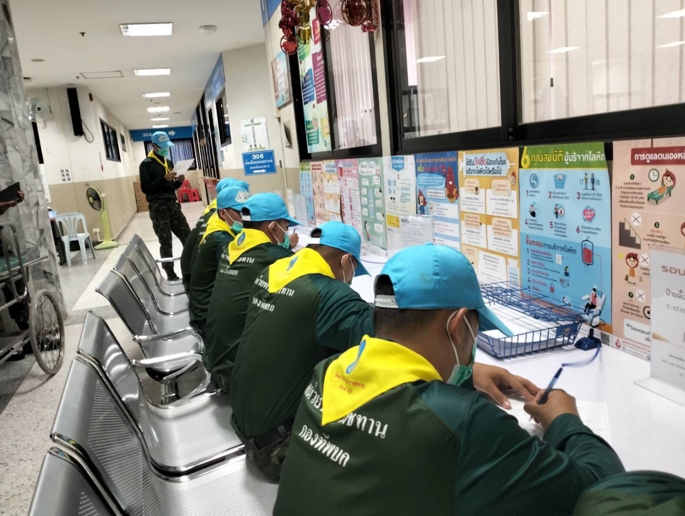 นักศึกษาวิชาทหารบริจาคเลือดช่วยเหลือผู้บาดเจ็บจากเหตุกราดยิงหนองบัวลำภู