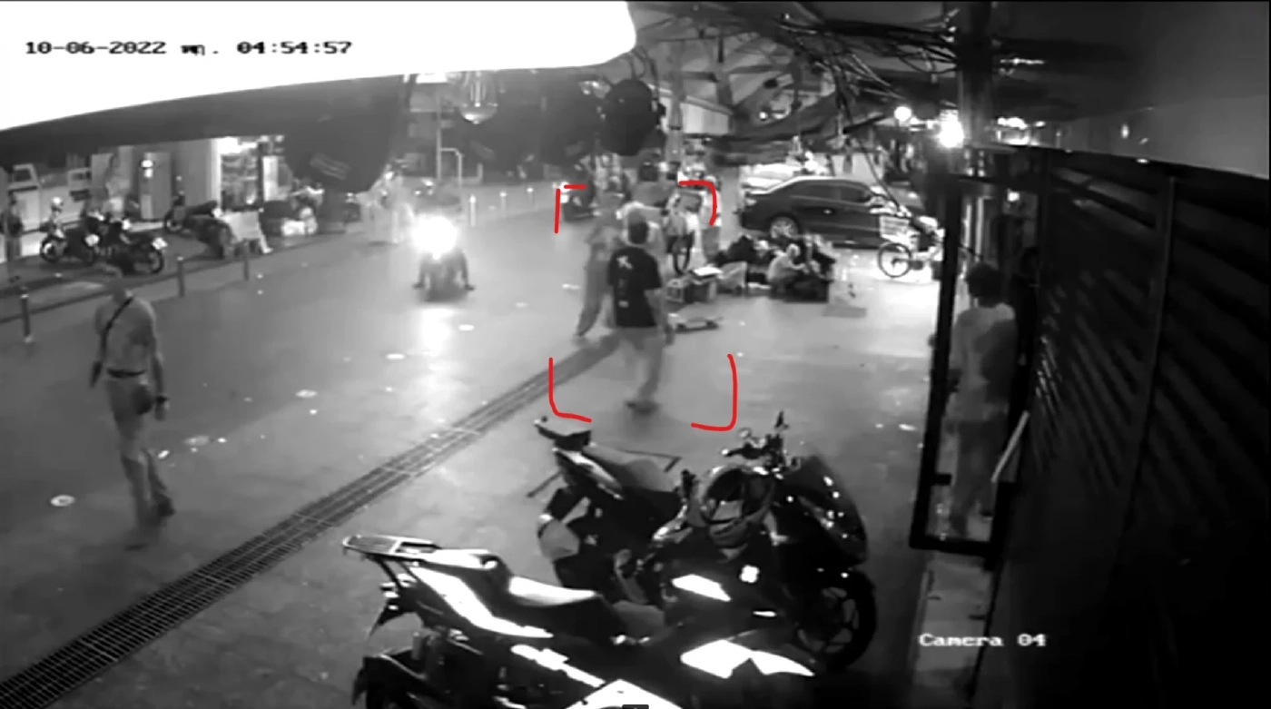 จับหนุ่มคว้าสเก็ต-ตีเข่าหน้านักท่องเที่ยวแคนนาดาสาหัส อ้างมองหน้าแฟนสาว