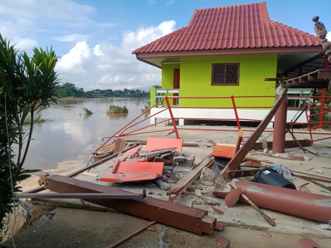 เชียงใหม่- น้ำปิงกัดเซาะบ้านพักริมน้ำถล่ม โชคดีหนีออกมาทัน 
