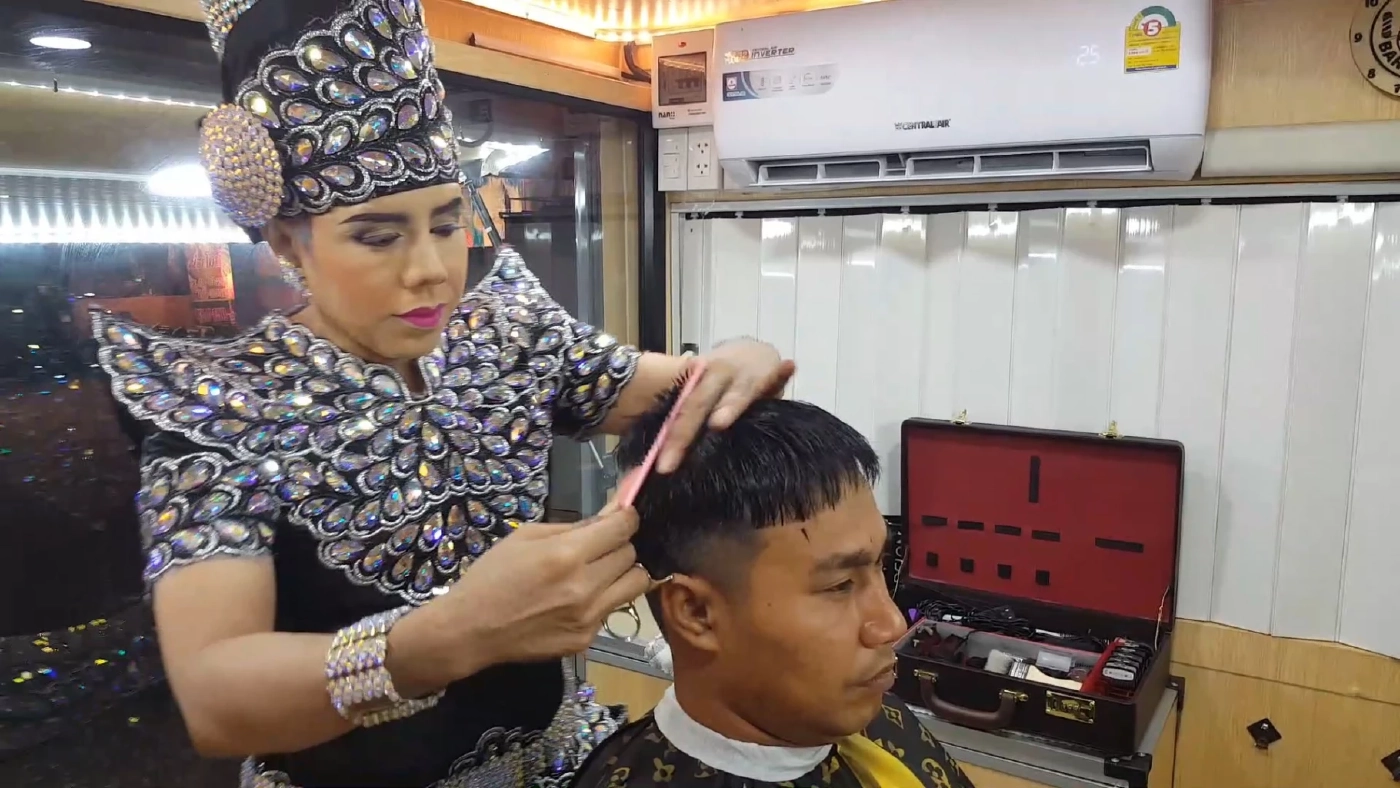 พระเอกลิเกสู้ชีวิต แต่งเต็มยศตัดผมให้ลูกค้า หารายได้เสริม