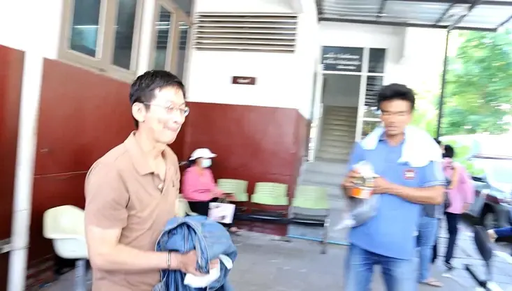 เสี่ย ป. ยังยิ้มได้ ถูกคุมตัวไปศาลฝากขัง ยันไม่วิตกเพราะไม่ได้มีเจตนาร้าย