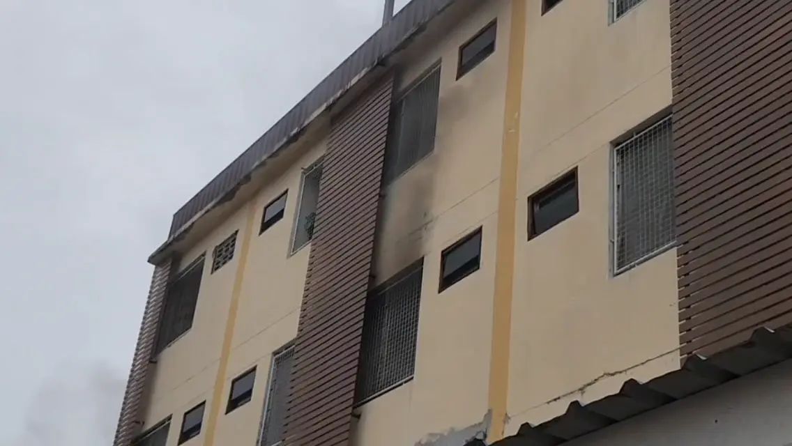 ไฟไหม้หอพักสูง 4 ชั้น พนักงานโรงงานวิ่งหนีตายกันจ้าละหวั่น