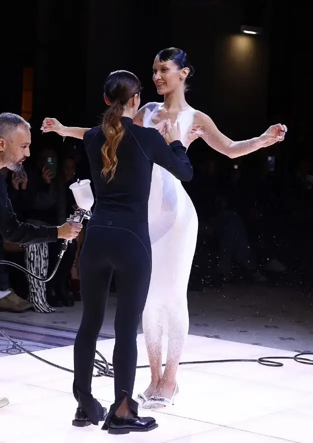 หนึ่งเดียวบนรันเวย์ สร้างเดรสบนเวที Paris Fashion Week