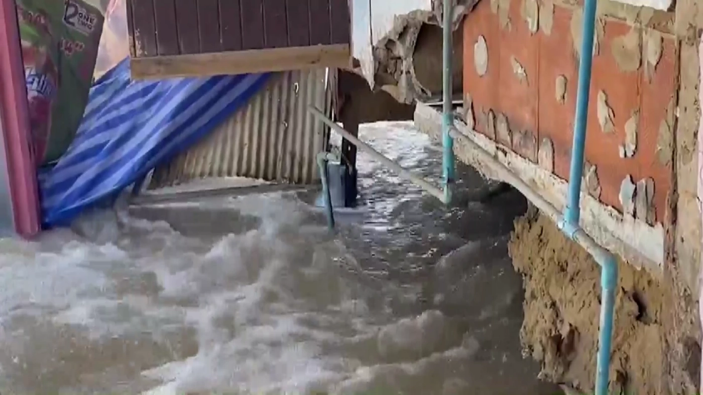 "เจ้าพระยา" ยังแรง! "อ่างทอง" โดนน้ำซัดบ้านพังทั้งแถบ เร่งขนของหนีจ้าละหวั่น