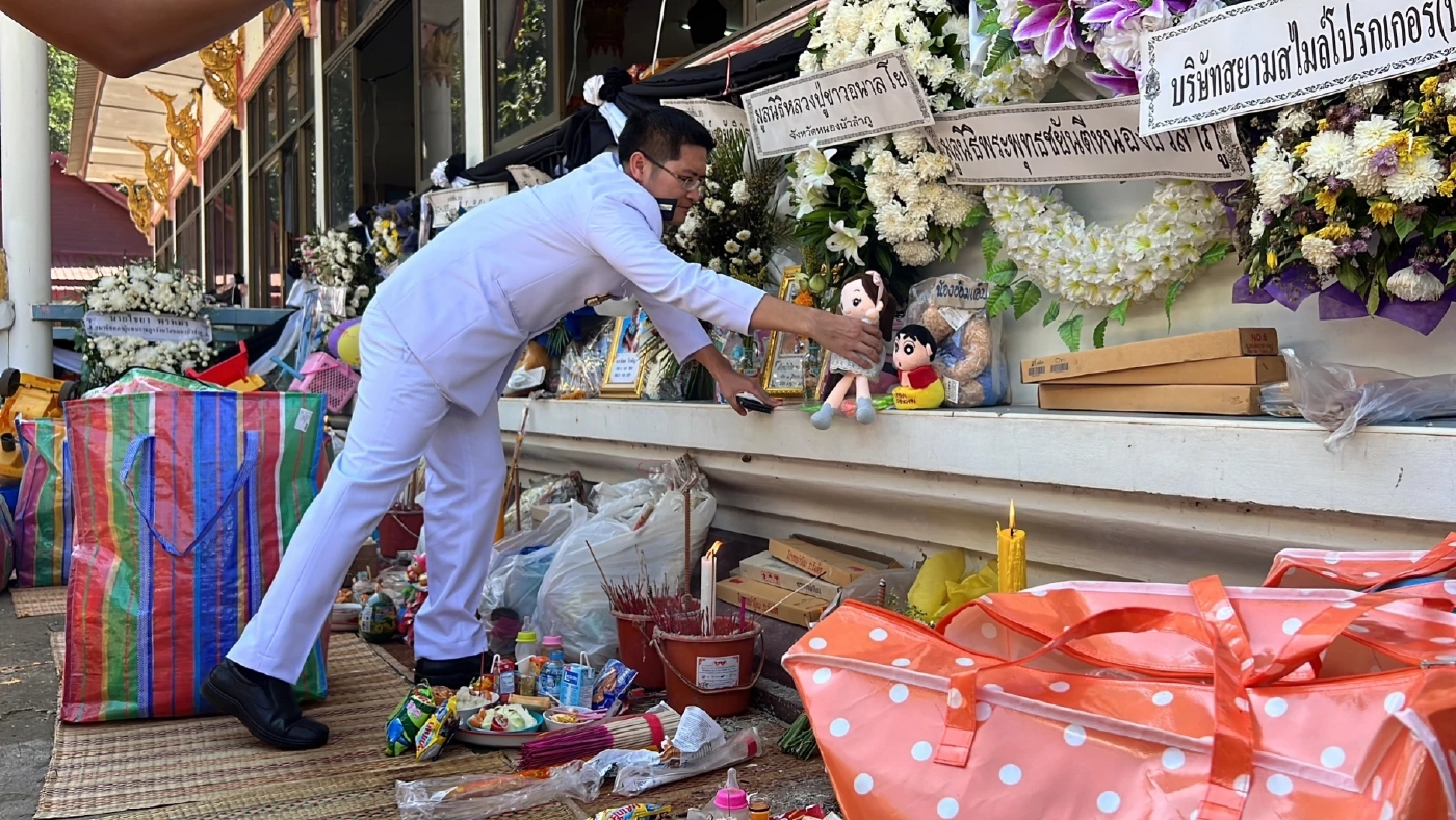 "เต้ มงคลกิตติ์" ร่วมงานศพเหยื่อกราดยิง จวก"บิ๊กตู่"แก้ยาเสพติดล้มเหลว